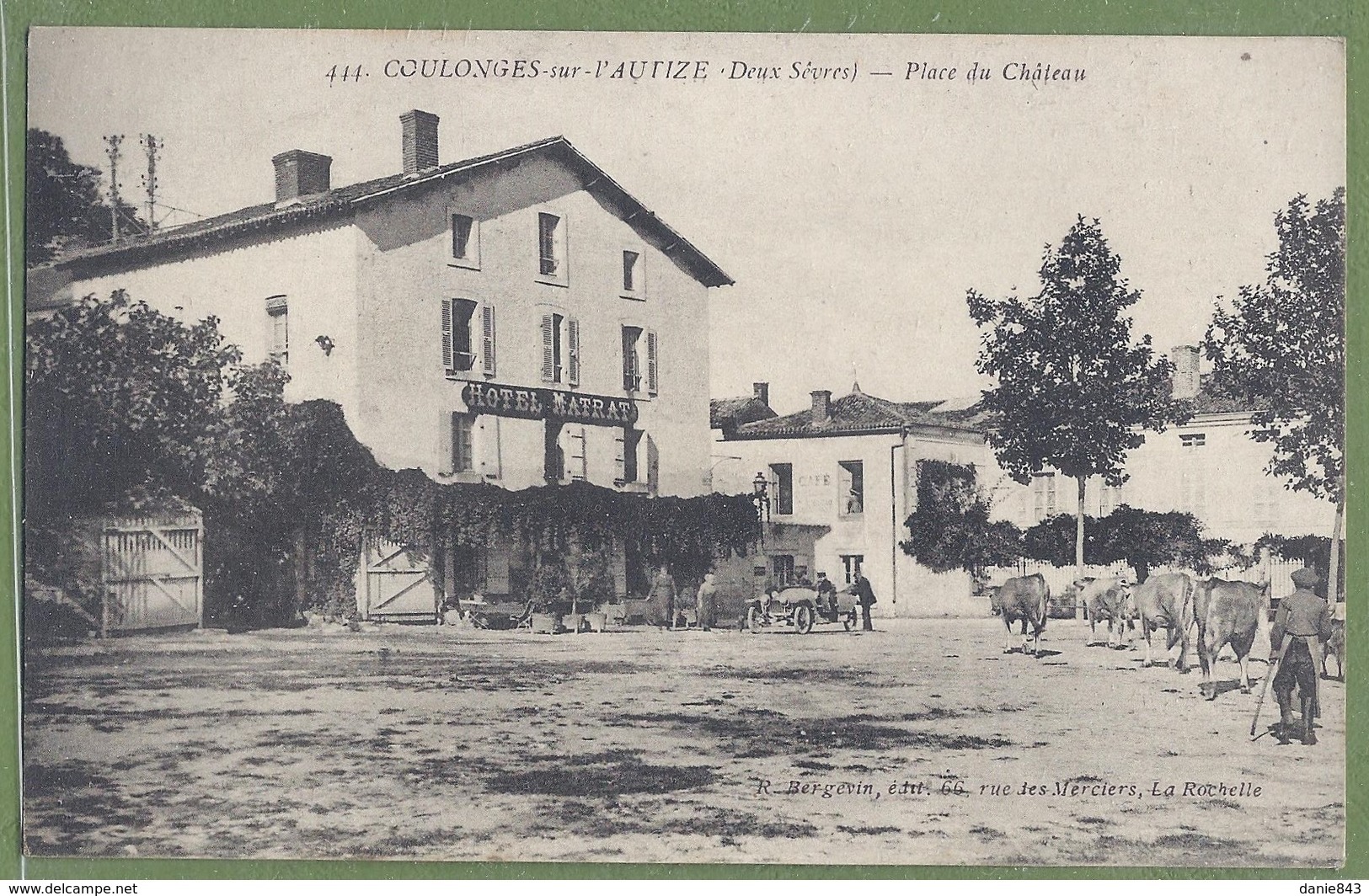 CPA - DEUX SÈVRES - COULONGES SUR L'AUTIZE - PLACE DU CHATEAU - HÔTEL MATRAT - Animation, Véhicule, Troupeau De Vaches - - Coulonges-sur-l'Autize