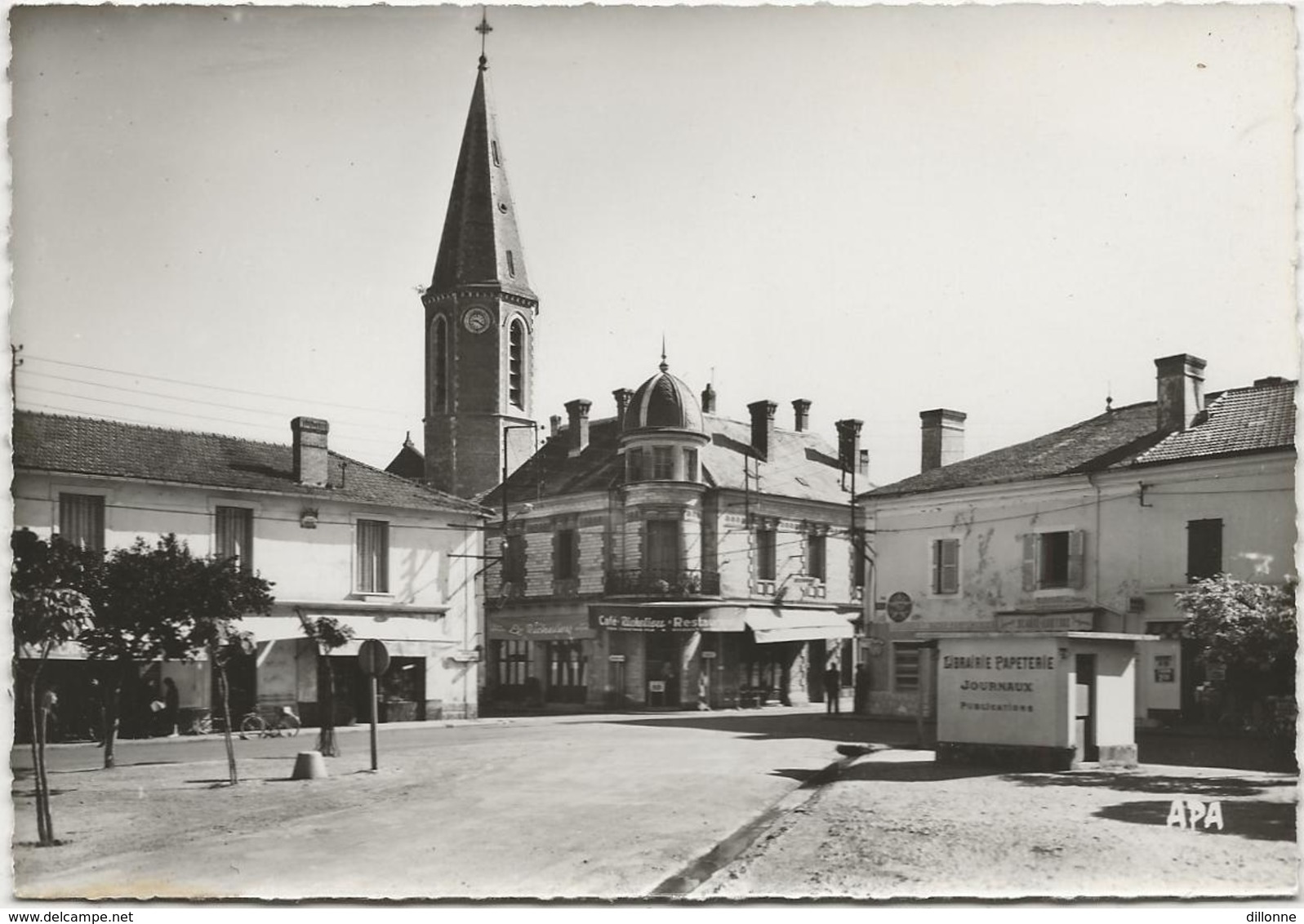 D 65  RABASTENS DE BIGORRE  La Place Centrale Et L'Avenue D'Auch - Rabastens De Bigorre