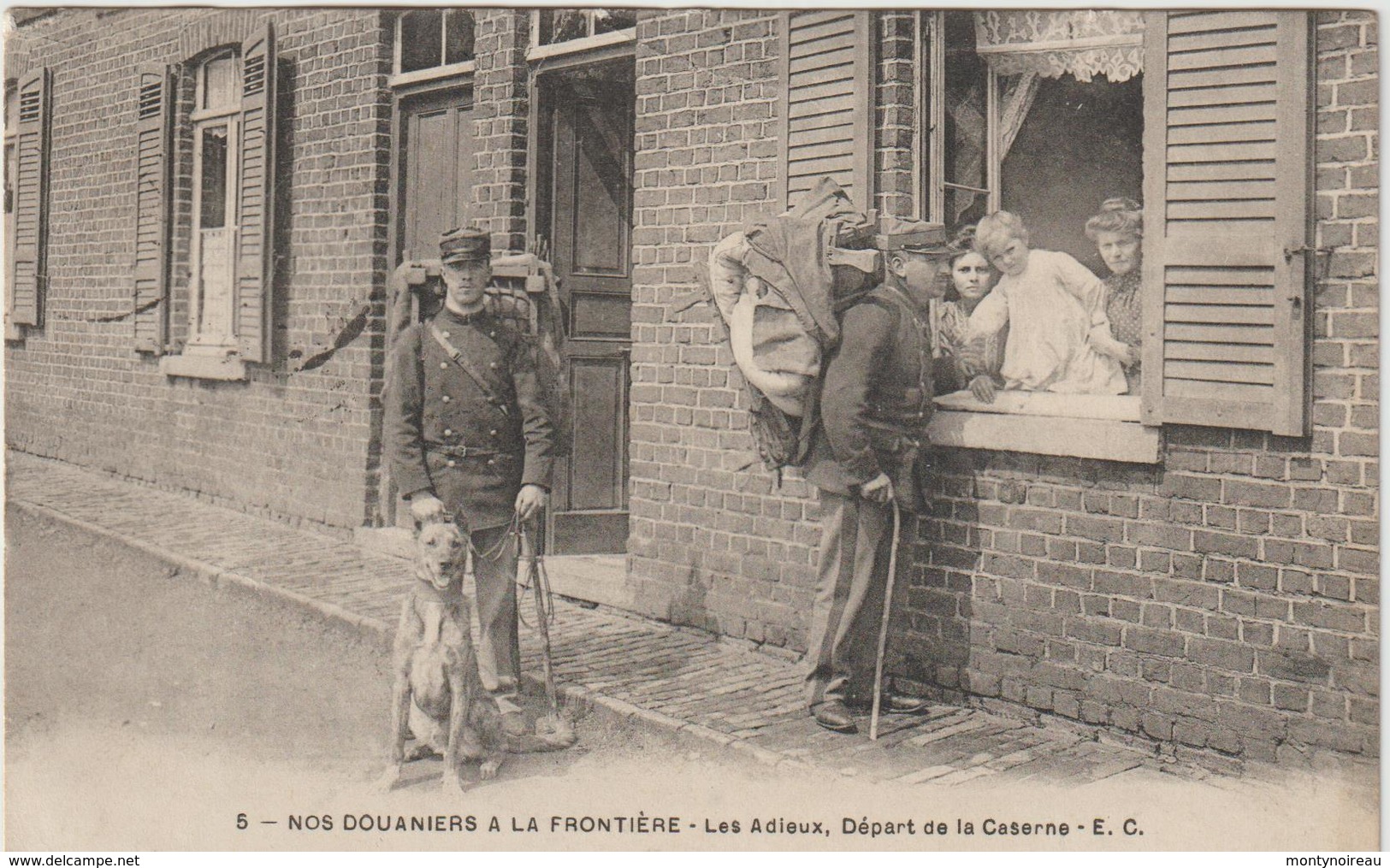 Militaire Militaria :   Soldat , Douannier à La  Frontière , Départd E La  Caserne  , Chien ( Destinée à Tonnerre ) Nord - Personnages