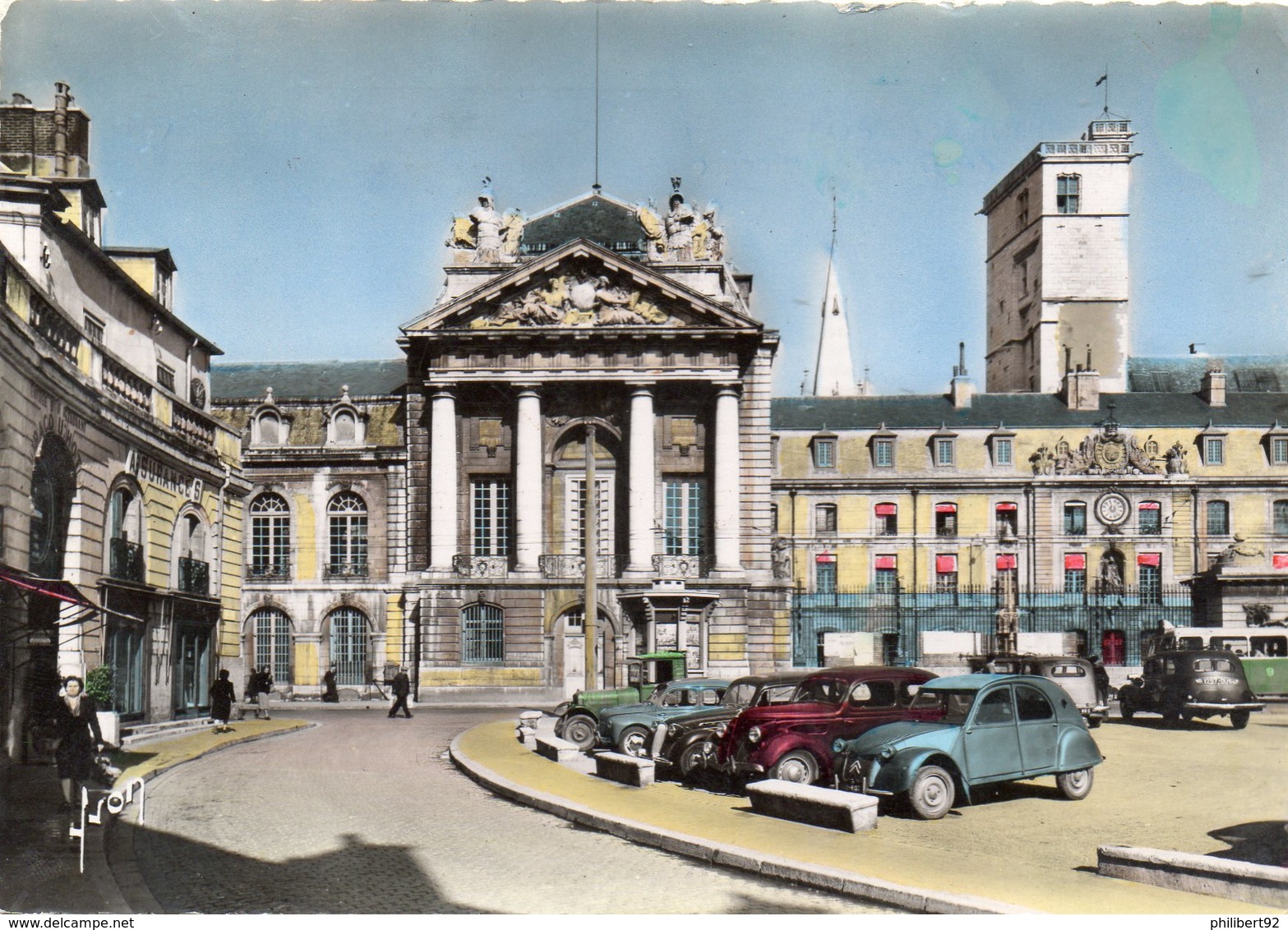 Dijon Ancien Palais Des Ducs De Bourgogne. Automobiles Citroën 2 CV Et Autres. - Dijon