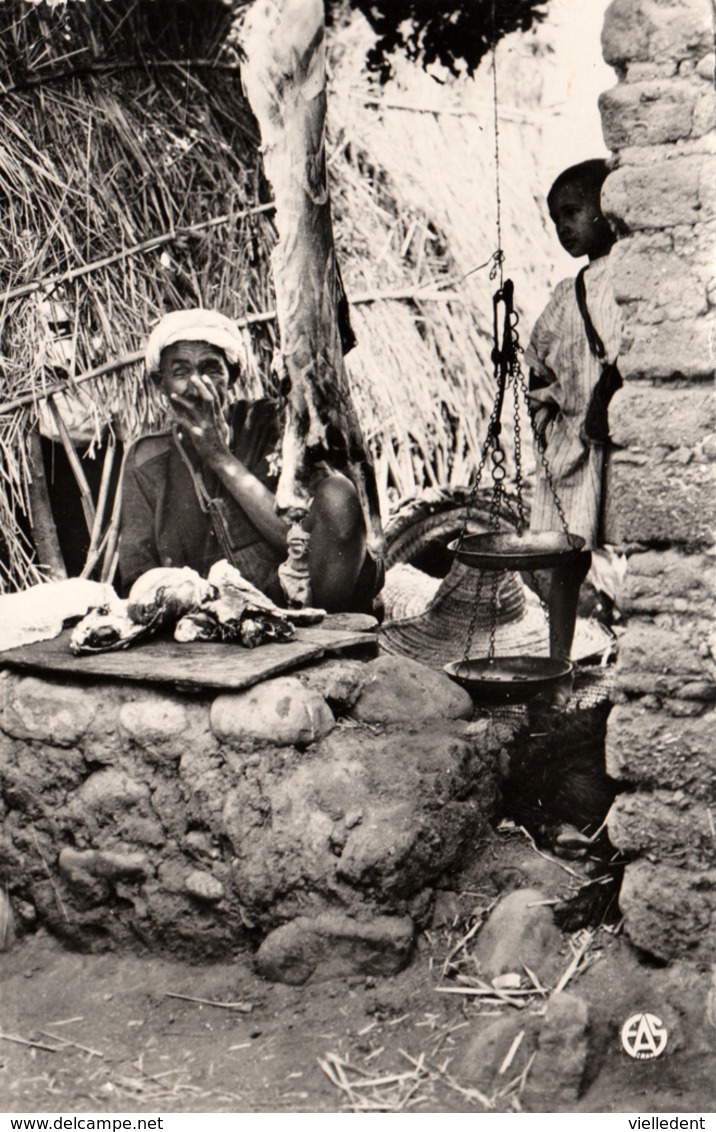 AFRIQUE Du NORD - Les Souks Et L'Etal Du Boucher - CPSM De 1955 - 2 Scans - Marchands Ambulants