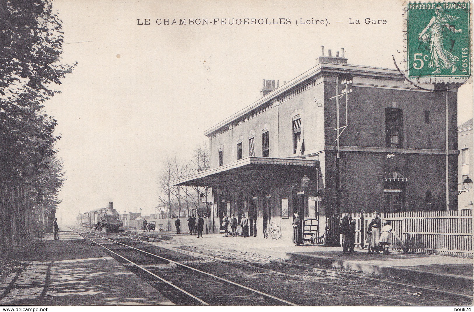 BACDEC19-  LE CHAMBON FEUGEROLLES DANS LA LOIRE LA GARE  TRAIN  ENTRANT DANS LA GARE CPA  CIRCULEE - Le Chambon Feugerolles