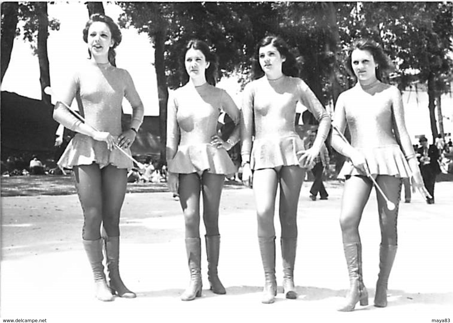 LOT DE 23 PHOTOS DE MAJORETTES PIN UP  TOUTES SCANNEES