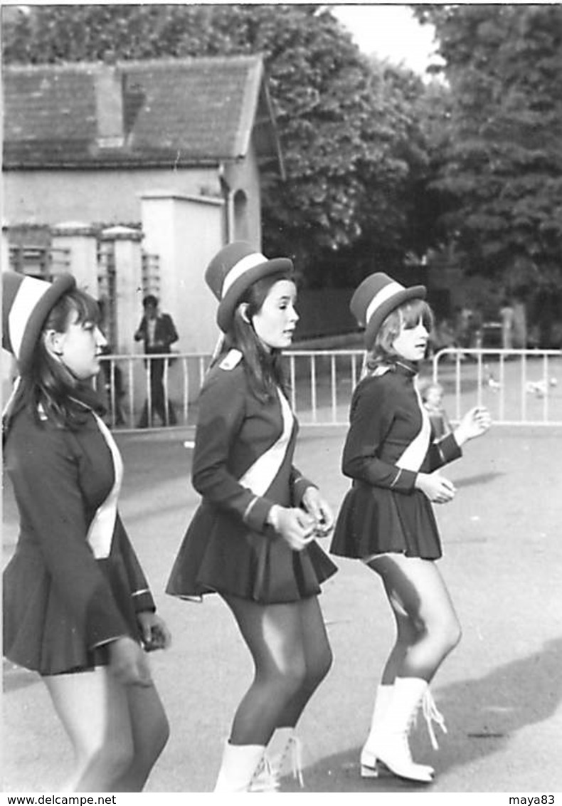 LOT DE 19  PHOTOS MAJORETTES A NEUVES MAISONS  PIN UP TOUTES SCANNEES