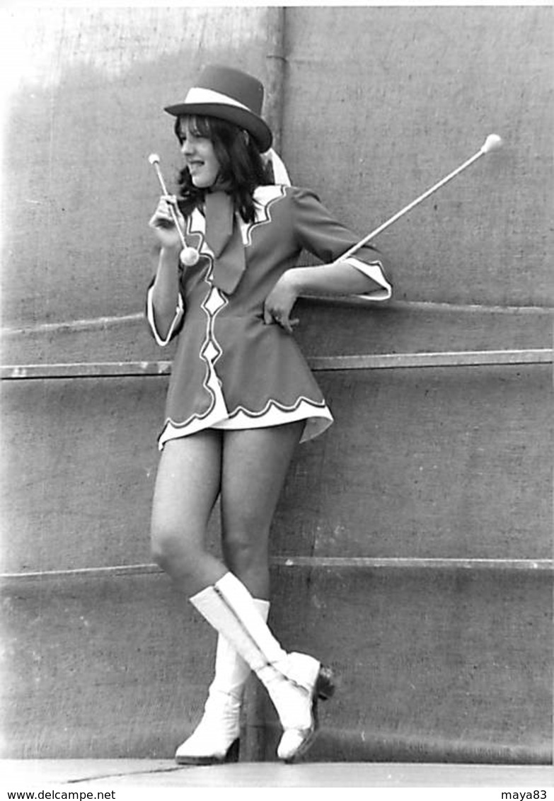 LOT DE 11 PHOTOS MAJORETTES A NEUVES MAISONS PIN UP TOUTES SCANNEES