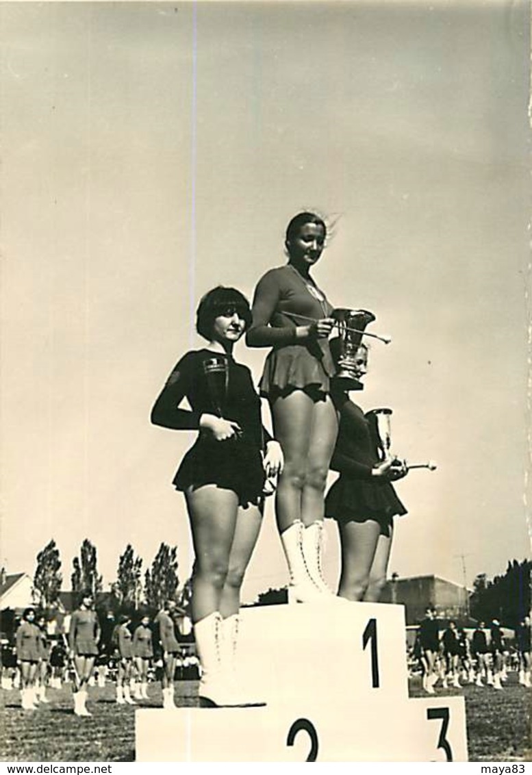 LOT DE 21 PHOTOS DE MAJORETTES TOUTES SCANNEES