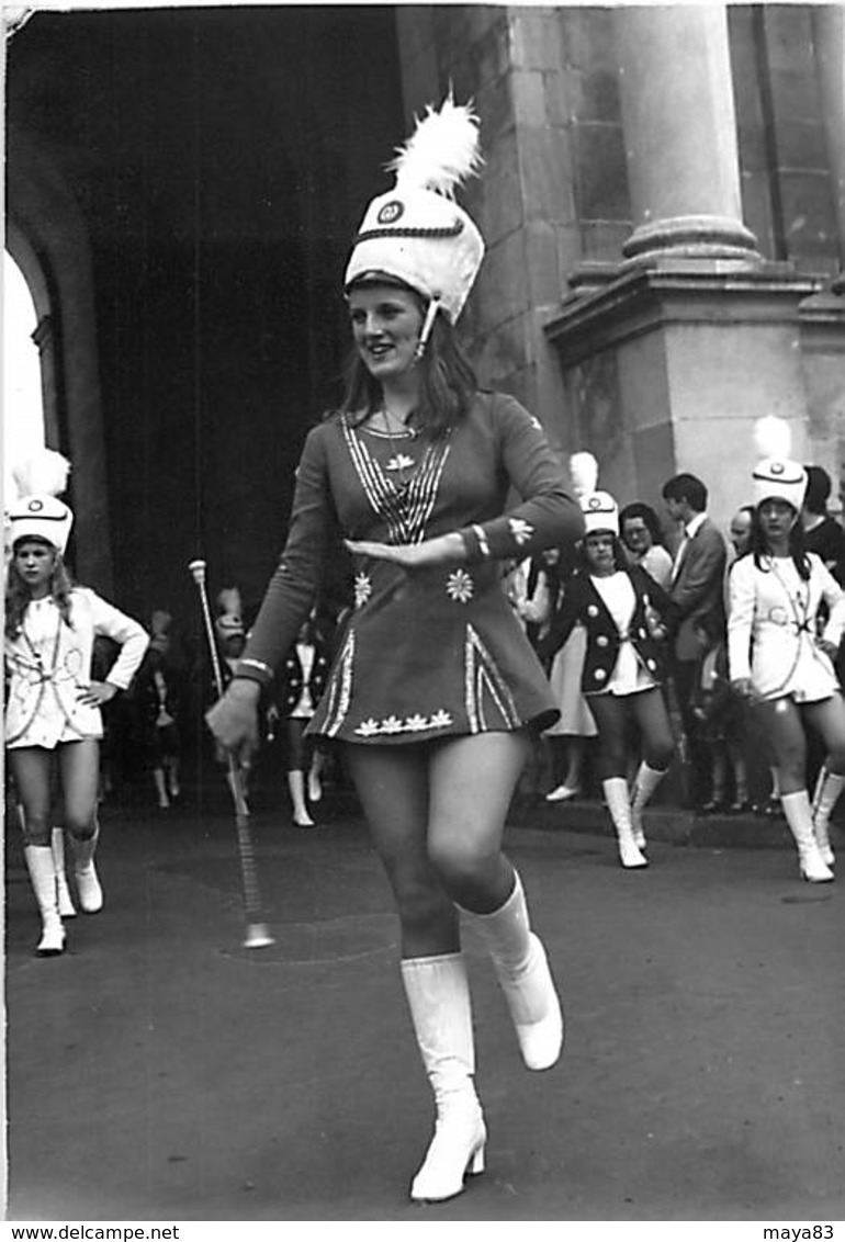 LOT DE 21 PHOTOS DE MAJORETTES TOUTES SCANNEES