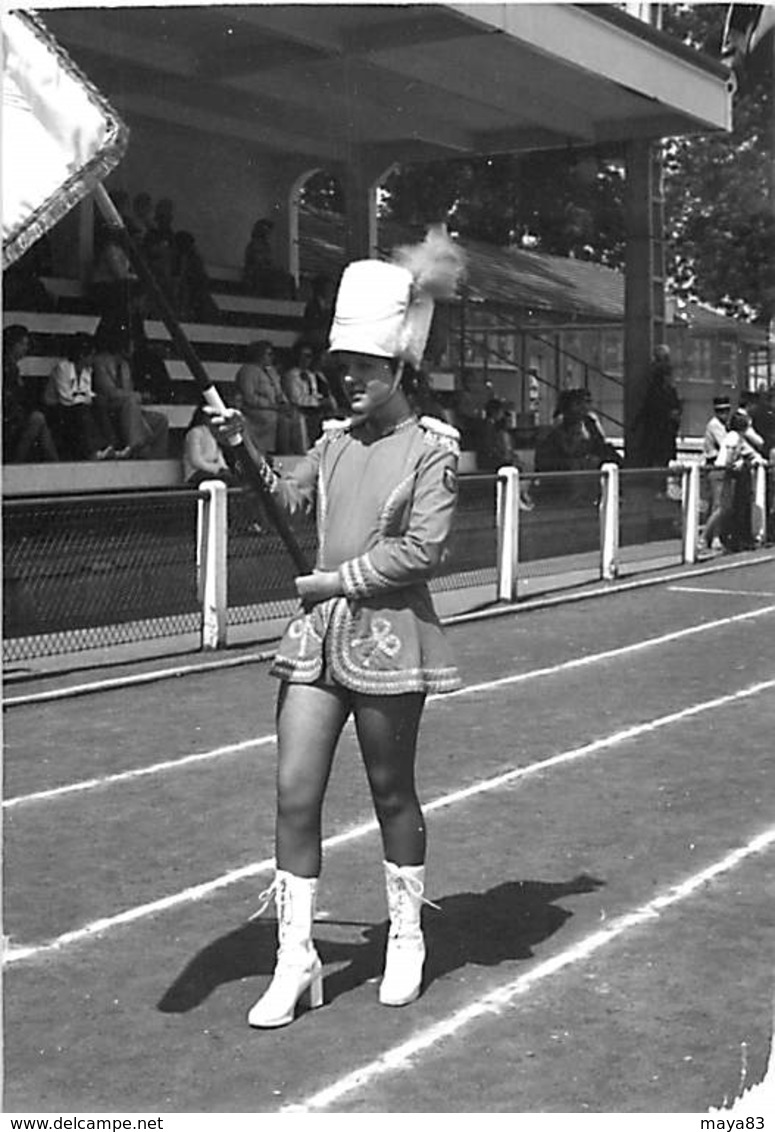 LOT DE 21 PHOTOS DE MAJORETTES TOUTES SCANNEES