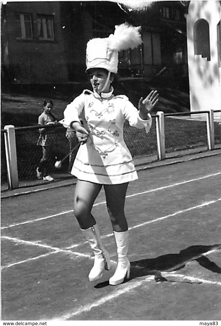 LOT DE 21 PHOTOS DE MAJORETTES TOUTES SCANNEES