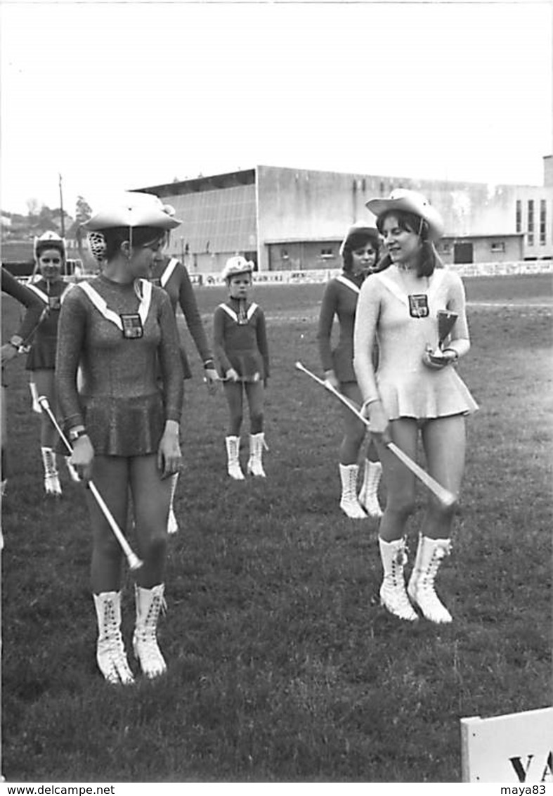 LOT DE 5 PHOTOS DE MAJORETTES TOUTES SCANNEES