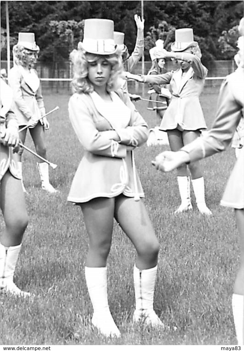 LOT DE 4 PHOTOS DE MAJORETTES TOUTES SCANNEES - Pin-ups