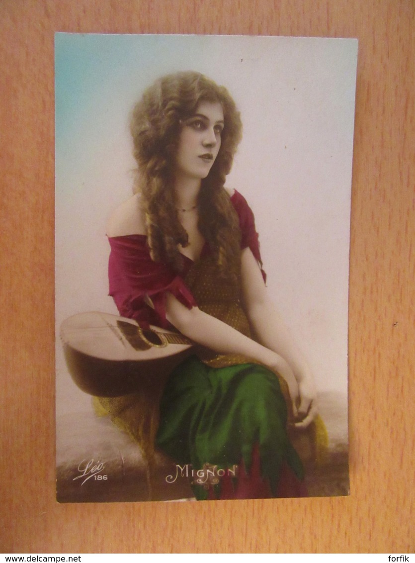 Carte Postale Fantaisie - Femme Assise Tenant Un Instrument De Musique - "Mignon" - Edition Léo N°186 - Women