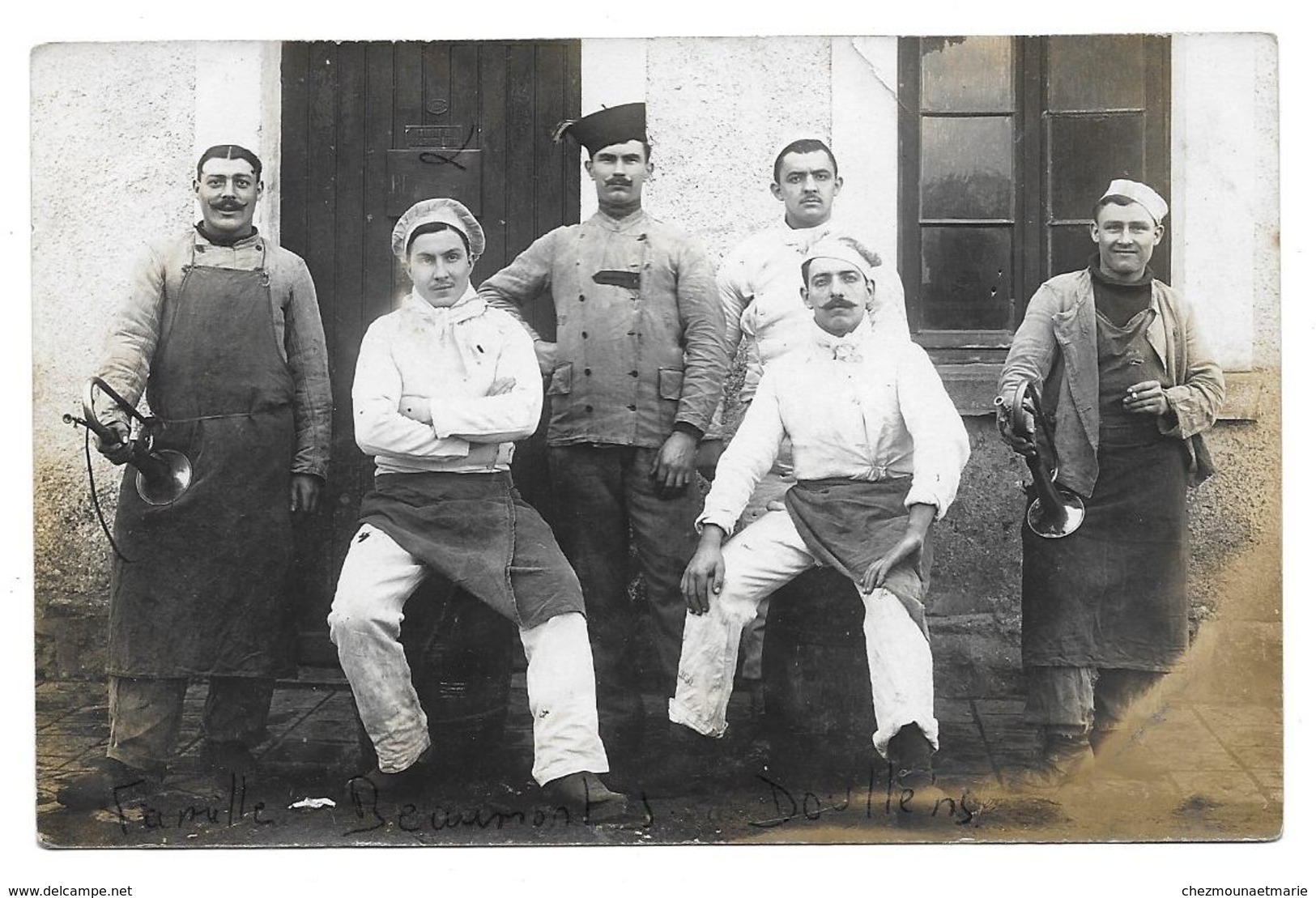 FAMILLES BEAUMONT DOULLENS CUISINIERS DEVANT LA CHAMBRE DES ELEVES SOUS OFFICIERS - CARTE PHOTO MILITAIRE - Personnages