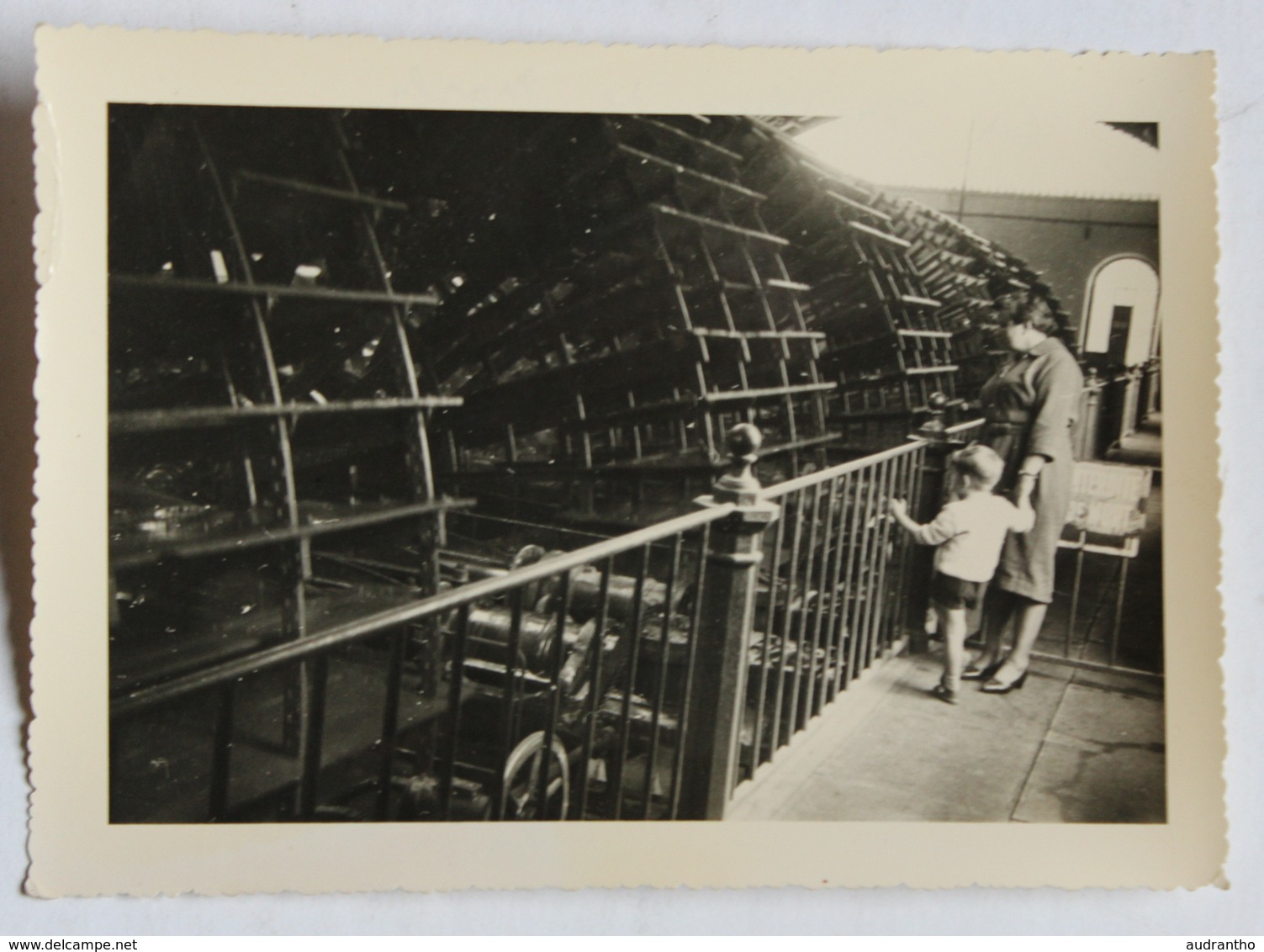 Photographie Acienne Bourgival Femme Et Enfant Devant La Machine De Marly Pompage Eaux De La Seine - Lieux