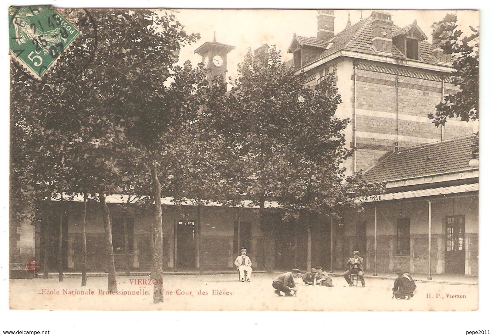 CPA 18 VIERZON Ecole Nationale Professionnelle - Une Cour Des Elèves - Vierzon