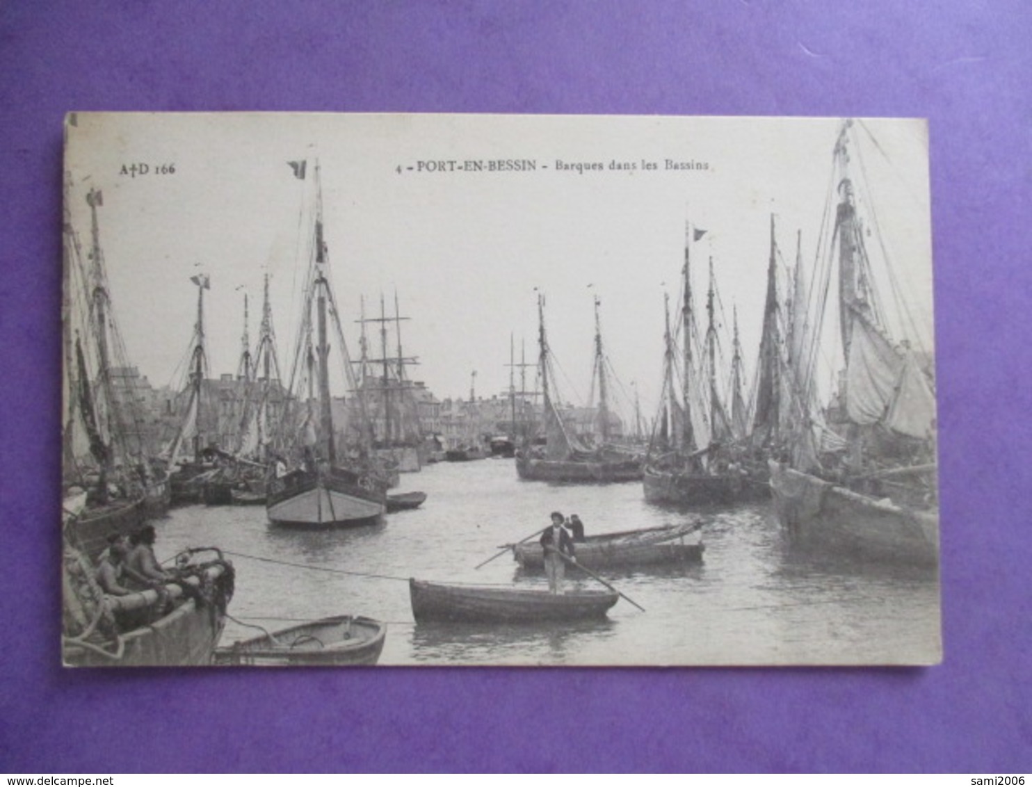 CPA 14 PORT EN BESSIN BARQUES DANS LE BASSIN - Port-en-Bessin-Huppain