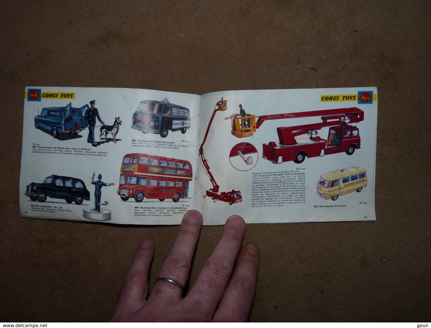 Petit catalogue avec tarif Corgi Toys 1965 James Bond 007 cirque Van VW pompier tracteur etc etc