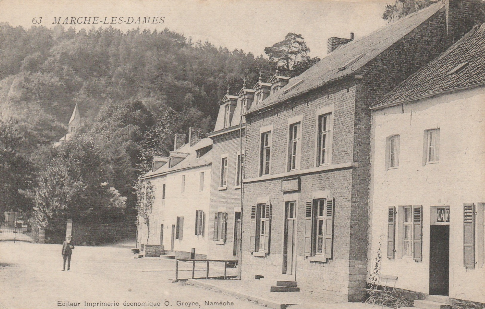 MARCHE-LES-DAMES , ( à Droite Enseigne  Café , Au Fond , L'entrée Et La Chapelle Des D'Arenberg ) - Namur