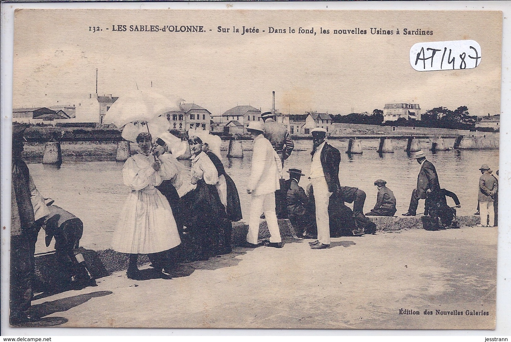 SABLES-D OLONNE- SUR LA JETEE- DANS LE FOND- LES NOUVELLES USINES A SARDINES - Sables D'Olonne