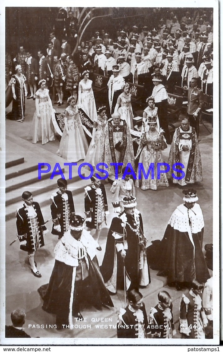 127693 ROYALTY COSTUMES THE QUEEN PASSING THROUGH WESTMINSTER ABBEY POSTAL POSTCARD - Familias Reales