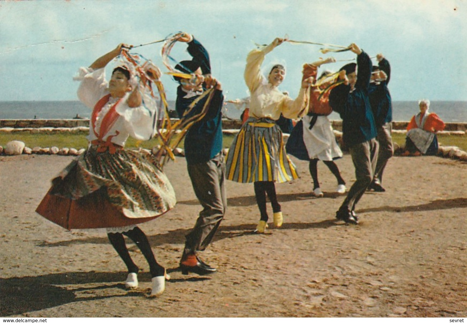 LES SABLES D'OLONNE. -  Groupe Folklorique "LE NOUCH". - Valse Des Rubans - Danses