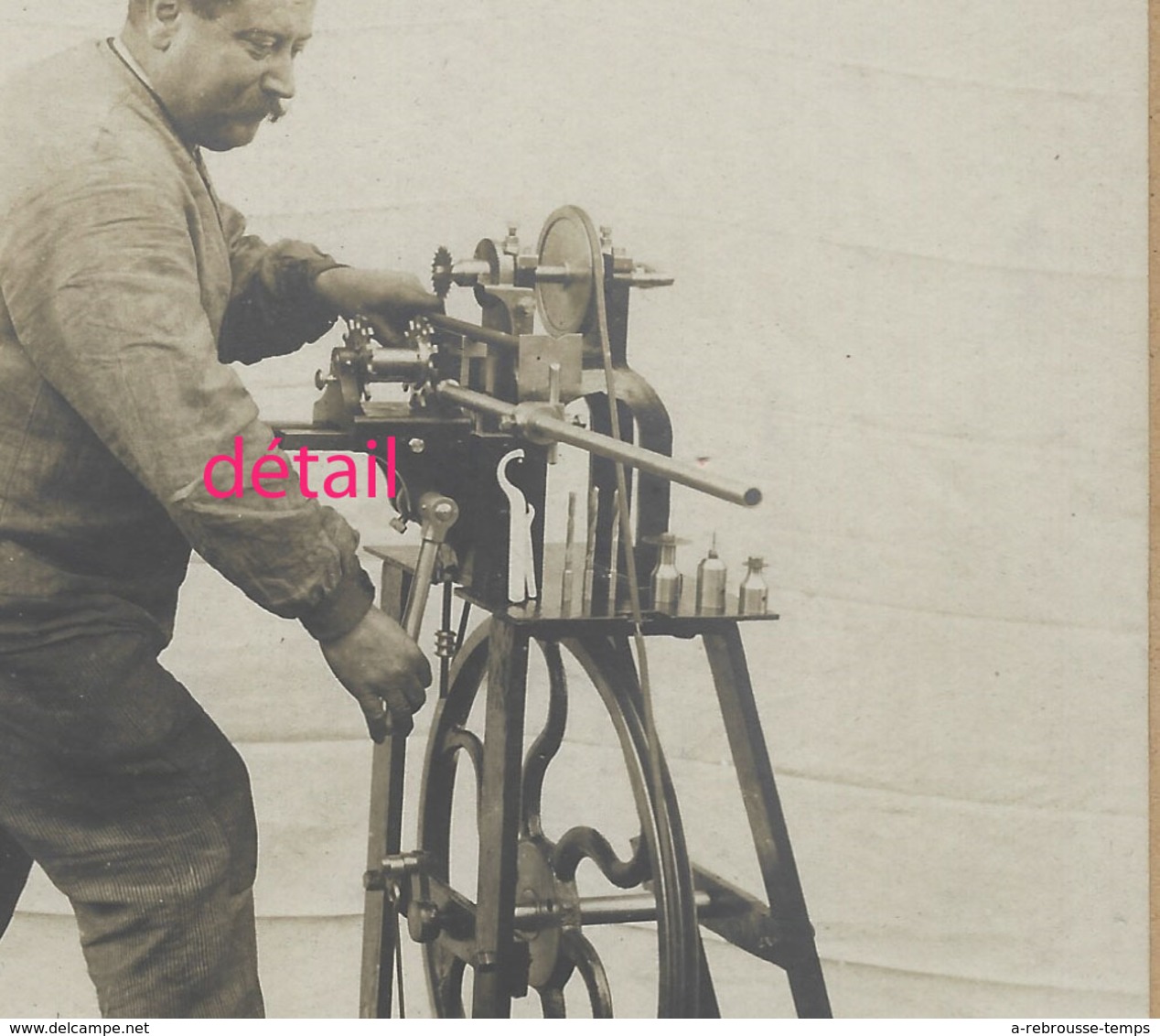 Photo Cartonnée -Métier-homme Et Sa Machine à Pédale Métier à Déterminer- - Anciennes (Av. 1900)