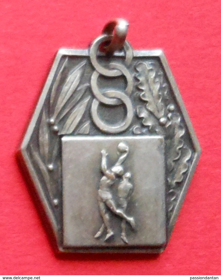 Médaille En Métal Blanc Sur Le Thème Du Basket-Ball - Autres & Non Classés
