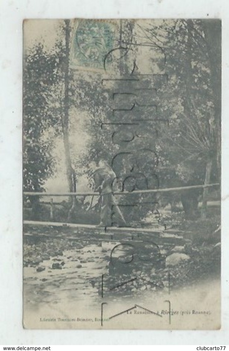 Riorges (42) : Le Passage à Dos D'homme Sur La Passerelle Sur Le Renaison En 1905 (animé) PF - Riorges
