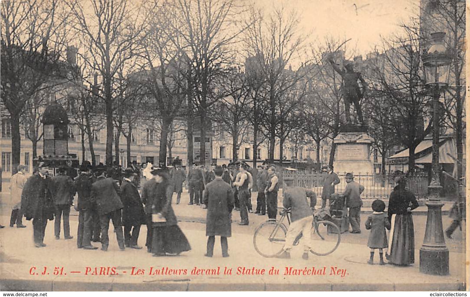 Thème: Sport   Lutte     Les Lutteurs Devant La Statue Du Mal Ney Paris 18 èmè (voir Scan) - Lutte