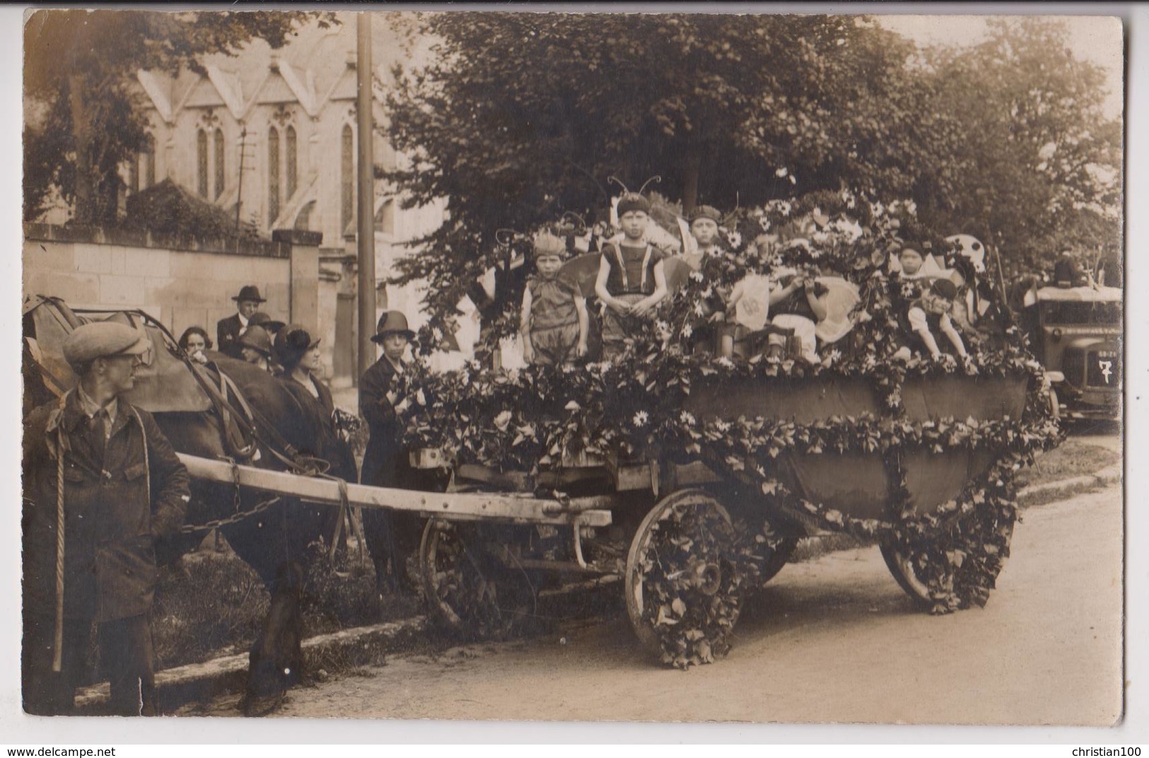 CARTE PHOTO : CARNAVAL - ATTELAGE CHEVAL & CHAR FLEURI - FETE DES FLEURS - ALLEGORIE - ENFANTS INSECTES -z 2 SCANS Z- - Carnaval