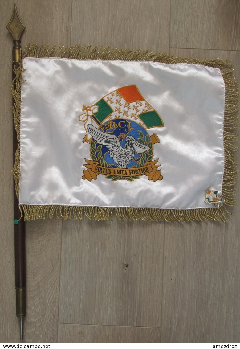 Drapeau Royal Artillerie Avec Insigne 30 Cm X 40 Cm 25 00 Bâton Avec Pointe 68 Cm - Drapeaux