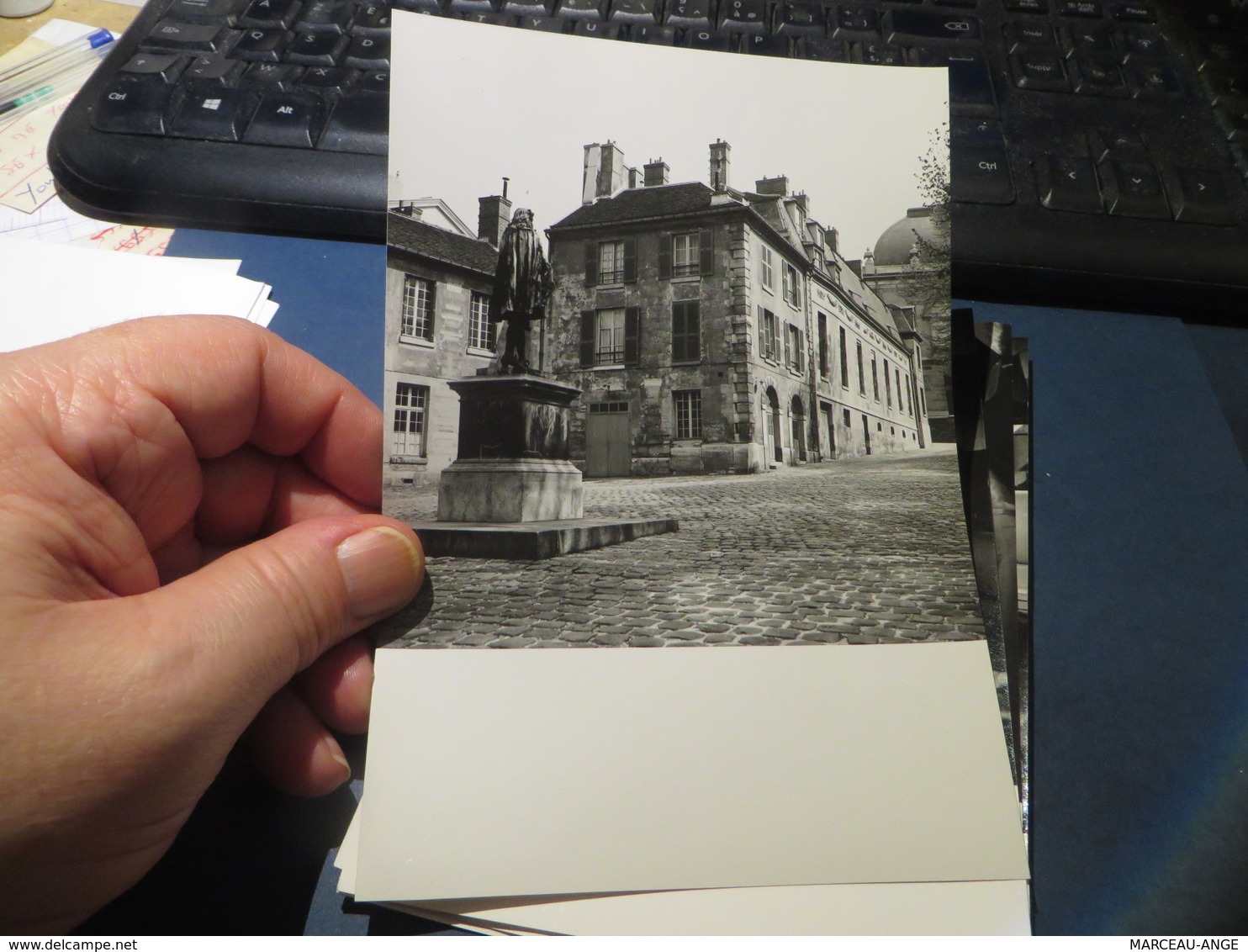 10 photos environ  film"la maison aux images" ,atelier de graveur,LACOURIERE,2 photos annotées au dos,18 X 13 cent. envi
