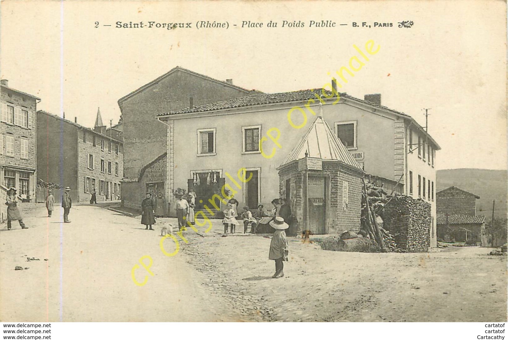 69.  SAINT FORGEUX .  Place Du Poids Public .  CPA Animée . - Autres & Non Classés