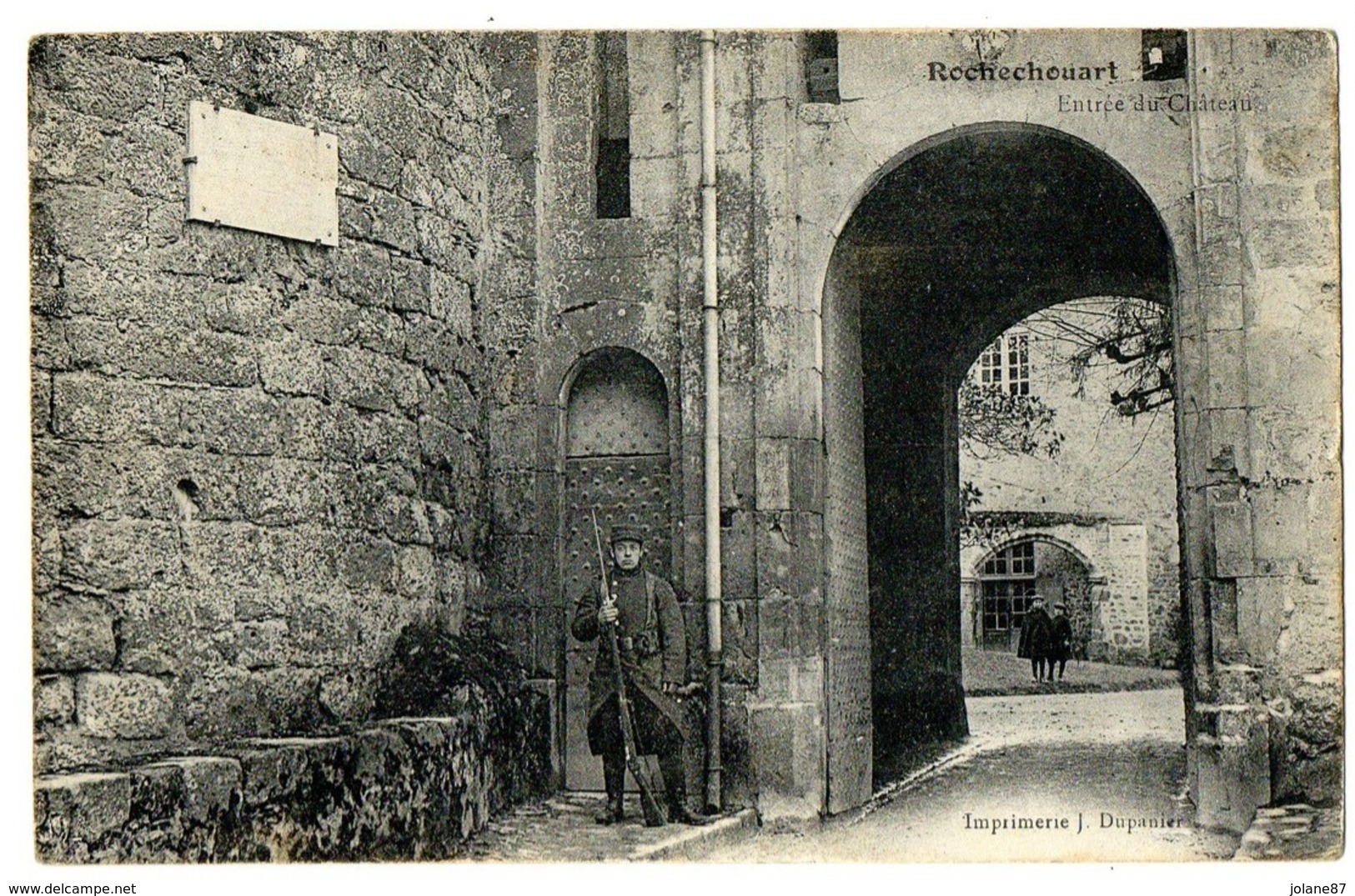 CPA   87     ROCHECHOUART        ENTREE DU CHATEAU     1915       GARDE A L ENTREE - Rochechouart