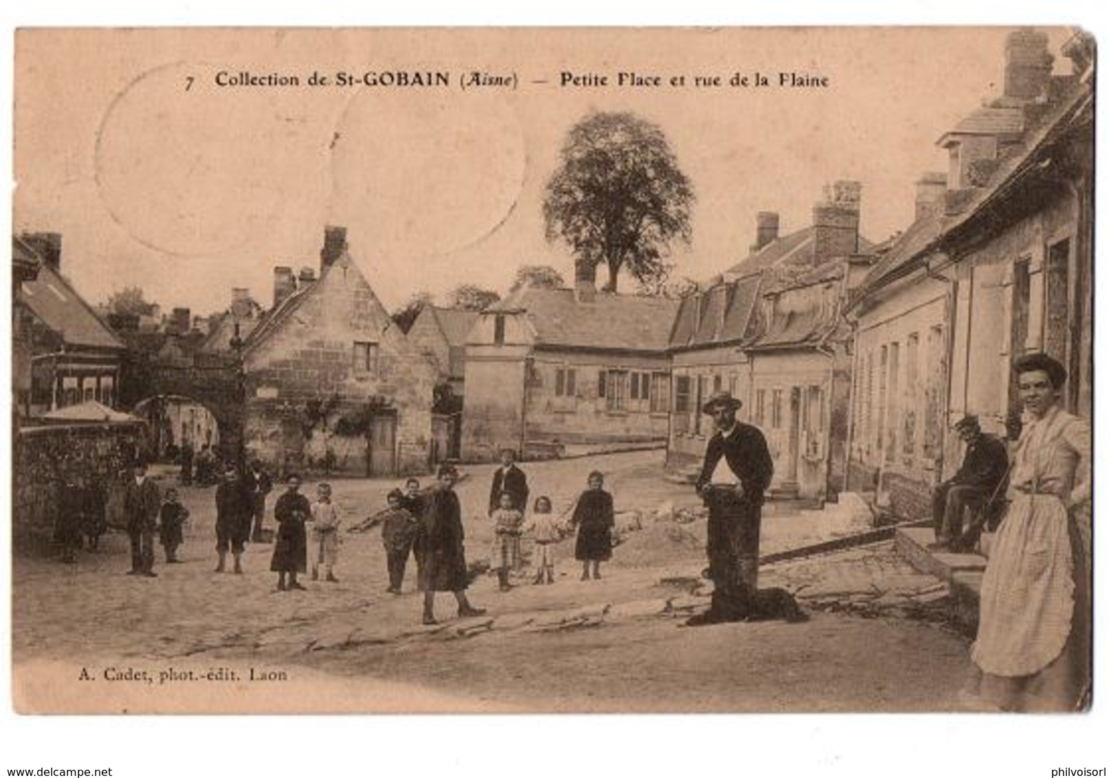 SAINT GOBAIN PETITE PLACE ET RUE DE LA PLAINE TRES ANIMEE - Autres & Non Classés