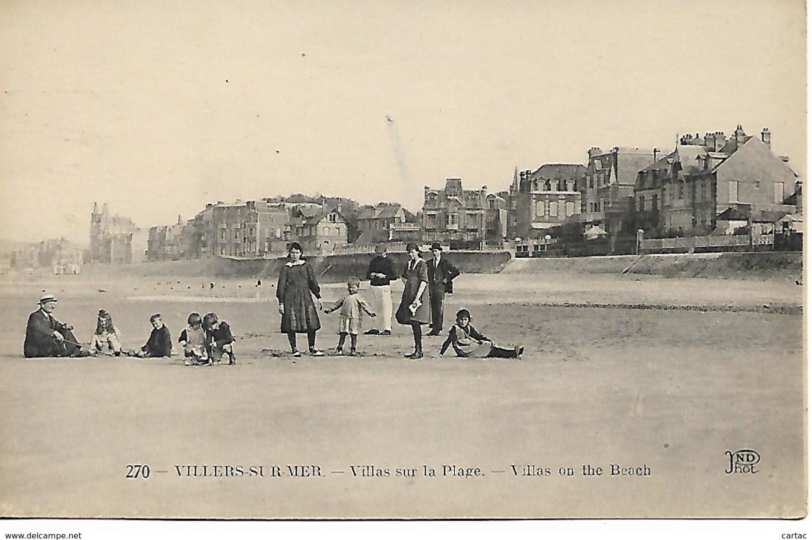 D14 - VILLERS SUR MER - VILLAS SUR LA PLACE - VILLAS ON THE BEACH - Quelques Hommes Et Plusieurs Enfants - Villers Sur Mer