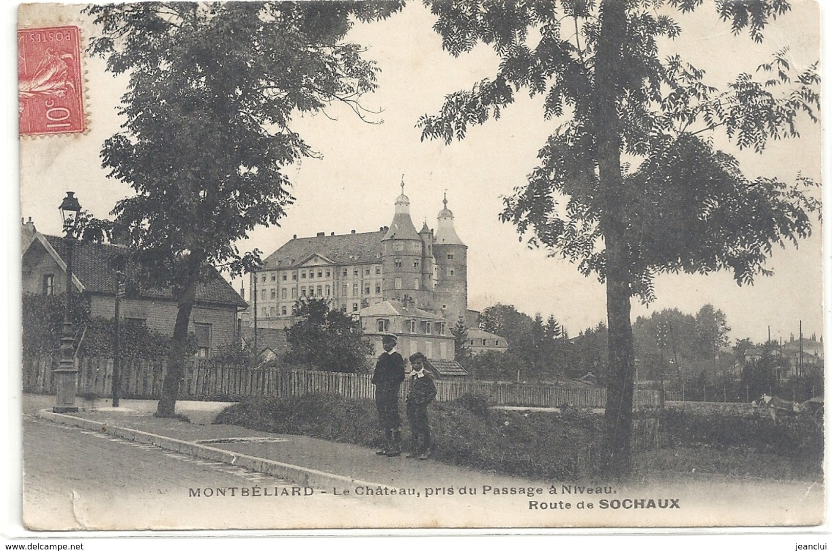 MONTBELIARD . LE CHATEAU PRIS DU PASSAGE A NIVEAU ROUTE DE SOCHAUX . CARTE AFFR A-CHEVAL RECTO / VERSO . 2 SCANES - Montbéliard