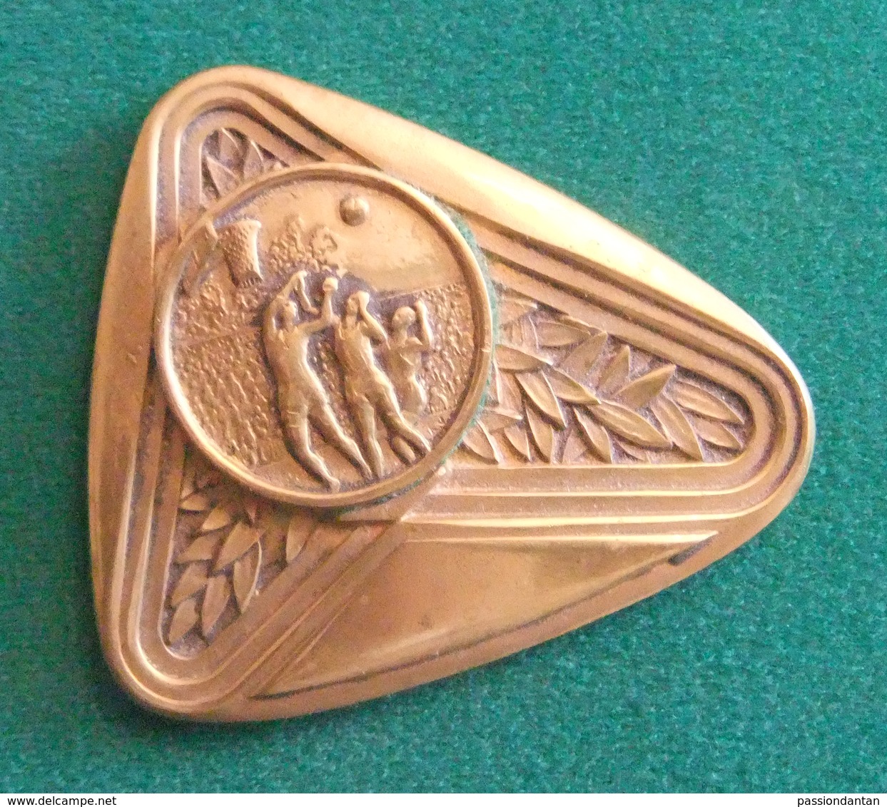 Médaille En Métal Jaune Sur Le Thème Du Basket-Ball - FFBB Du Comité De L'Oise - Autres & Non Classés