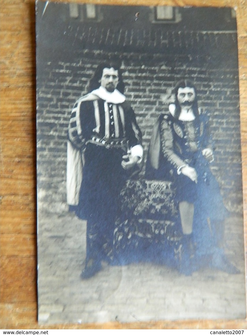 NAMUR??? ST SERVAIS :PHOTO CARTE DE 2 HOMME D'UNE TROUPE DE THEATRE ???EN HABIT DE GENTILHOMME-PHOTO VESSIE-JENDRIN- - Namen