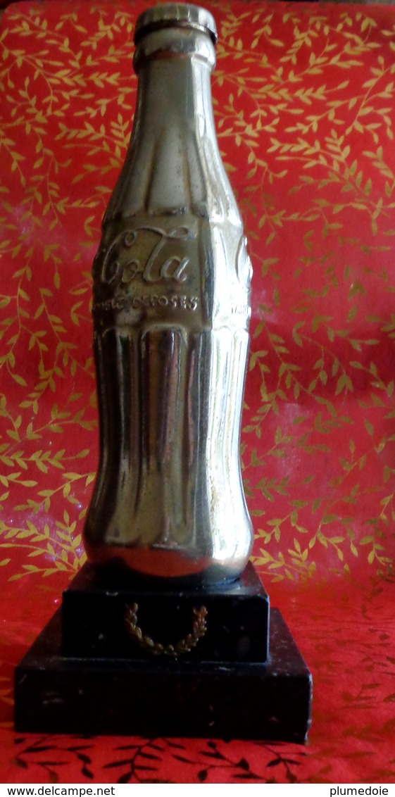 TROPHEE  COCA COLA   , Bouteille Taille Réelle  Métal Argenté  Socle Marbre Noir  OLD  BOTTLE SILVER METAL TROPHY 1960 ' - Flessen