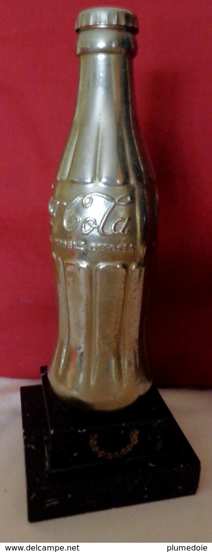 TROPHEE  COCA COLA   , Bouteille Taille Réelle  Métal Argenté  Socle Marbre Noir  OLD  BOTTLE SILVER METAL TROPHY 1960 ' - Bottles