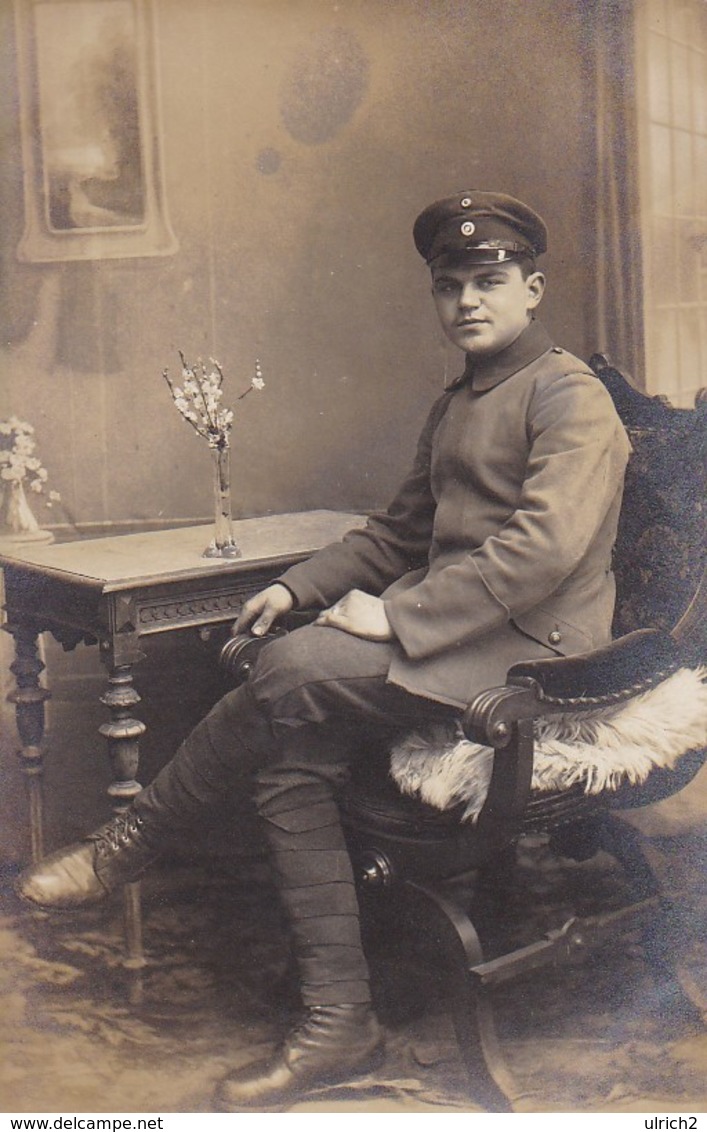 AK Foto Deutscher Soldat Mit Schirmkappe - Atelier Carl Schmidt, Königsbrück - 1. WK (46413) - Weltkrieg 1914-18