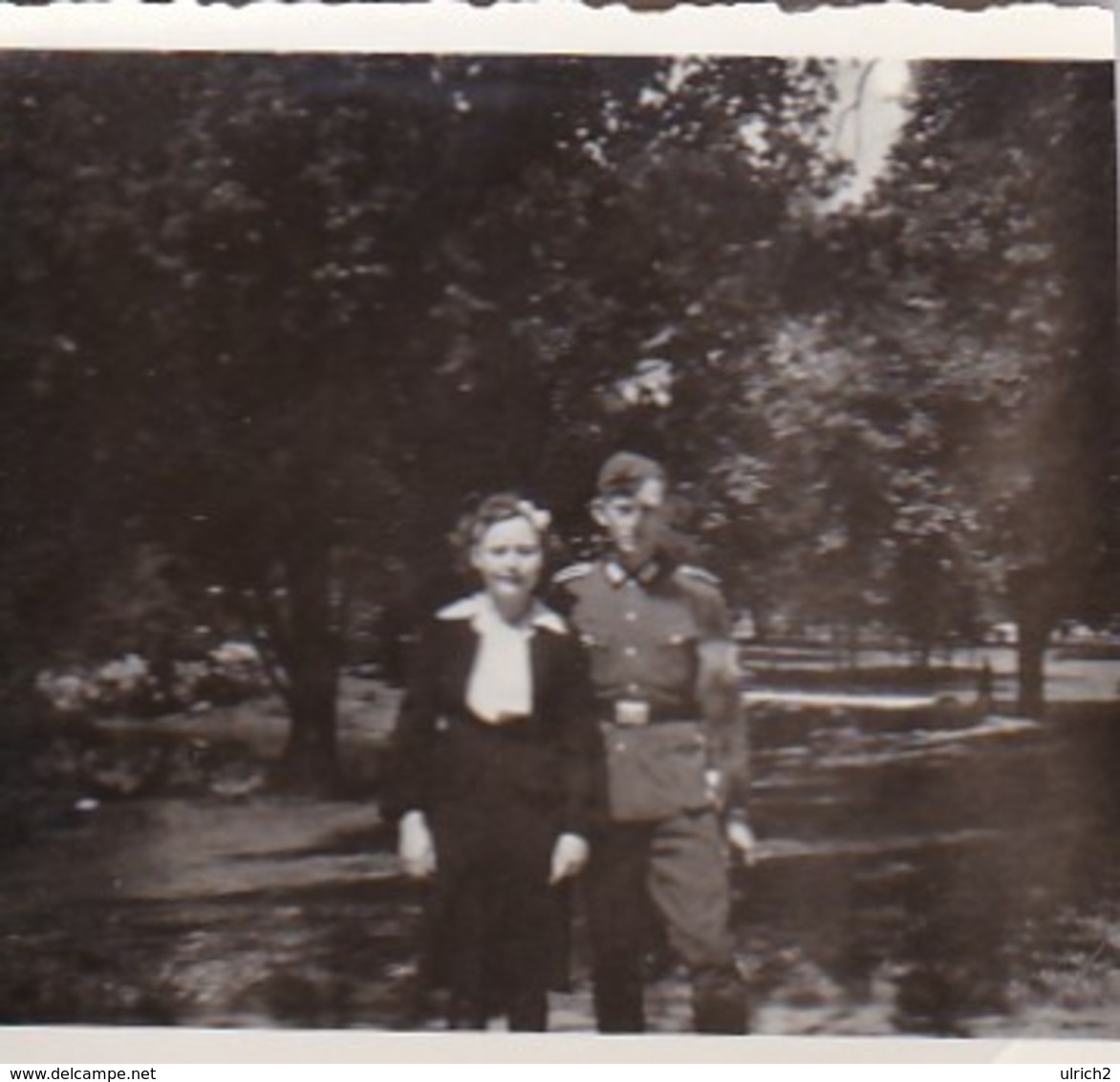 Foto Deutscher Soldat Mit Frau Im Park - Wiesbaden 1940 - 5*5cm  (46423) - Krieg, Militär