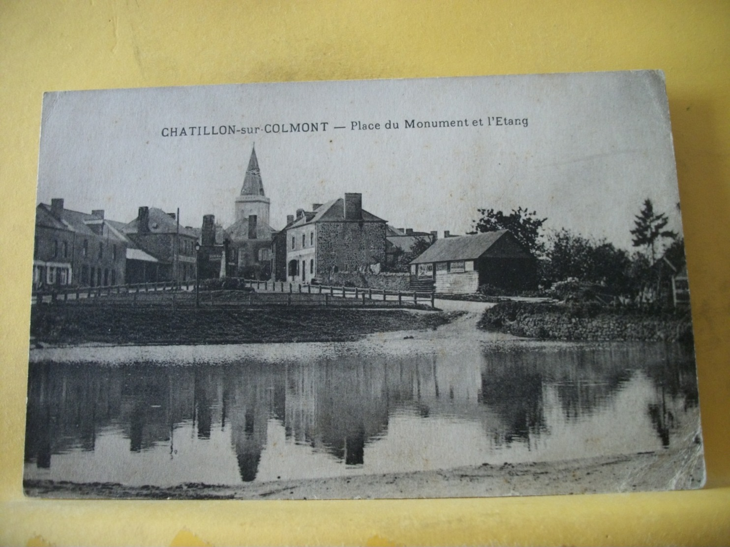 53 597 RARE CPA - 53 CHATILLON SUR COLMONT. PLACE DU MONUMENT ET L'ETANG. EDIT. ? - Otros & Sin Clasificación