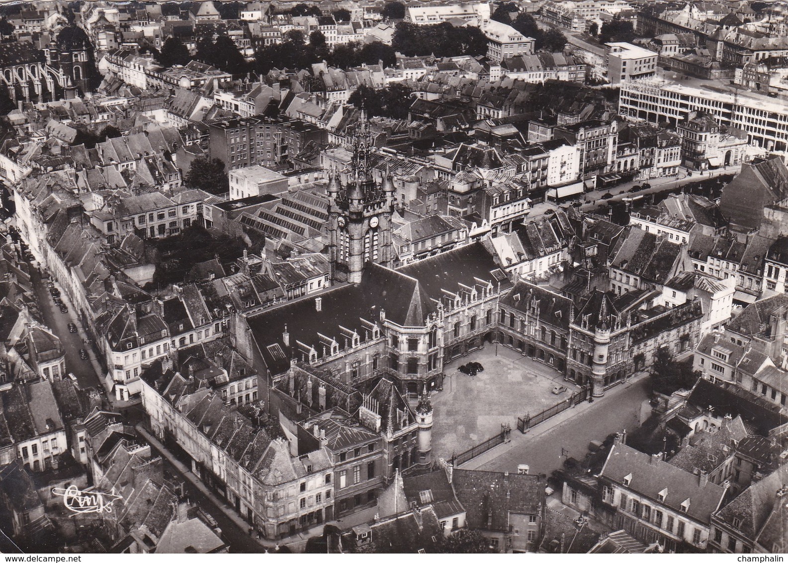 Douai - Vue Aérienne Sur L'Hôtel De Ville - Douai