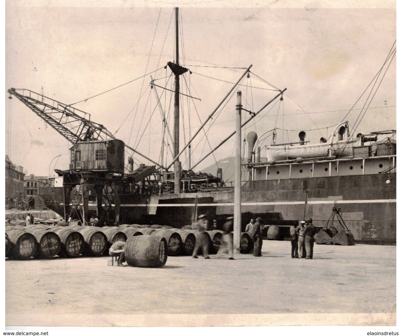 Mostaganem (Algérie) - Photo Bateau à Quai - Tonneaux De Vin Prêts à être Embarqués. - Non Classés