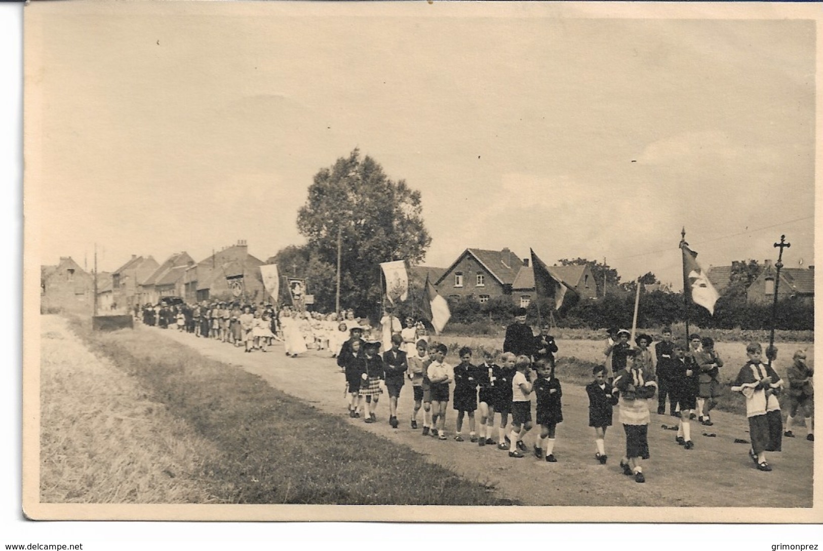 CARTE-PHOTO PAS-DE-CALAIS OISY-LE-VERGER Procession De Communiantes Et Communiants En 1945 - Autres & Non Classés