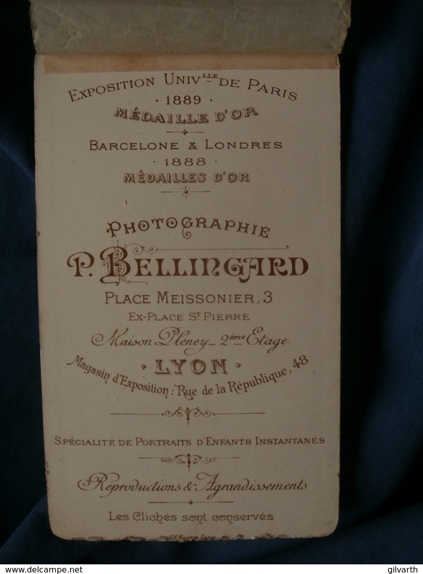 Photo CDV  Bellingard à Lyon  Jolie Fillette Assise  Belle Robe  CA 1890 - L481B - Old (before 1900)
