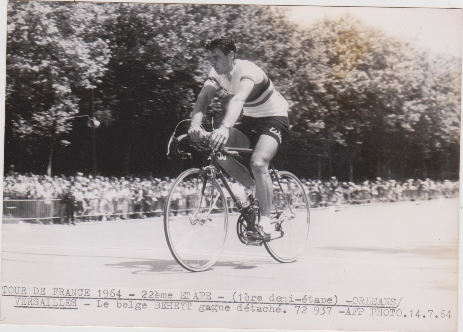 PHOTO DU TOUR DE FRANCE 1964: ORLEANS / VERSAILLES - LE BELGE BEHEYT GAGNE DETACHE - CYCLISME - Cyclisme