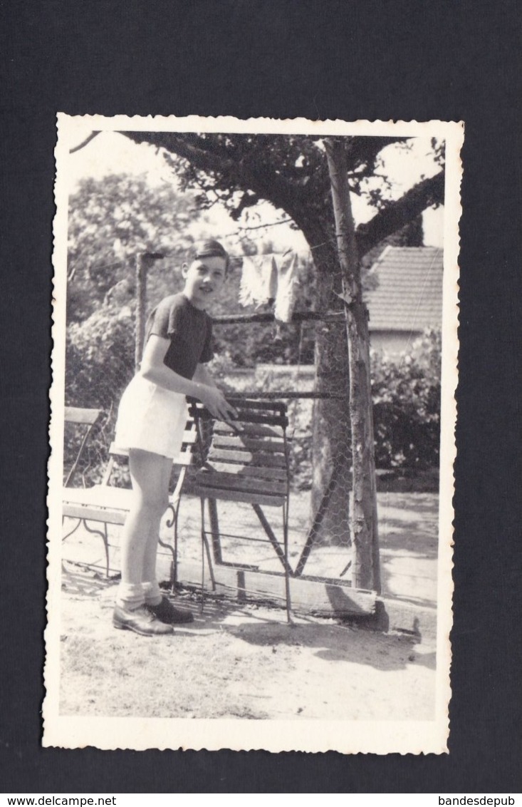 Carte Photo Guiry En Vexin (95) Portrait De Alain Chalot Enfant Dans Le Jardin à Guiry Septembre 1945 - Guiry En Vexin